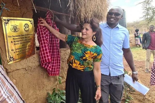 Catherine Tschanen et Emmanuel Silayo découvre la plaque commémorative de l'inauguration du KRC