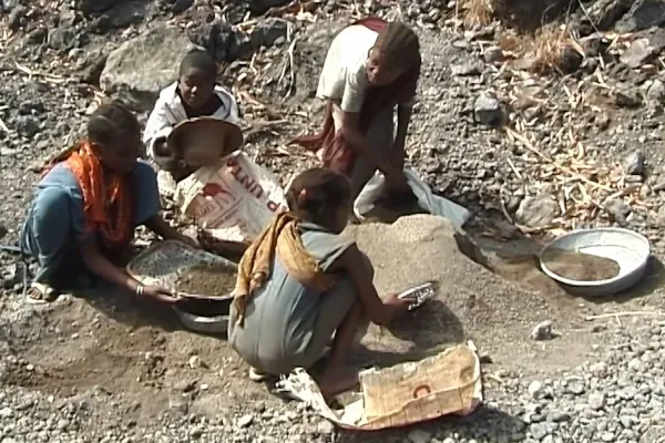 Récupération du sable par des enfants