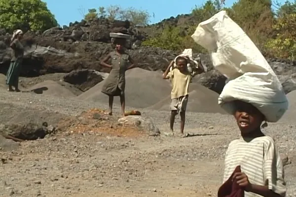 Enfants tranportant du sable