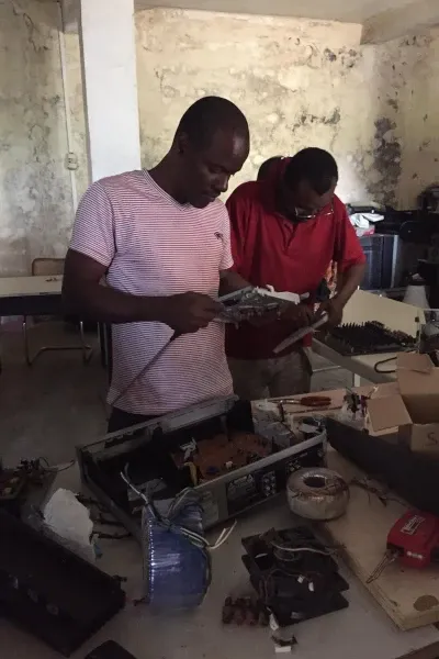 Atelier de recyclage de matériel électronique