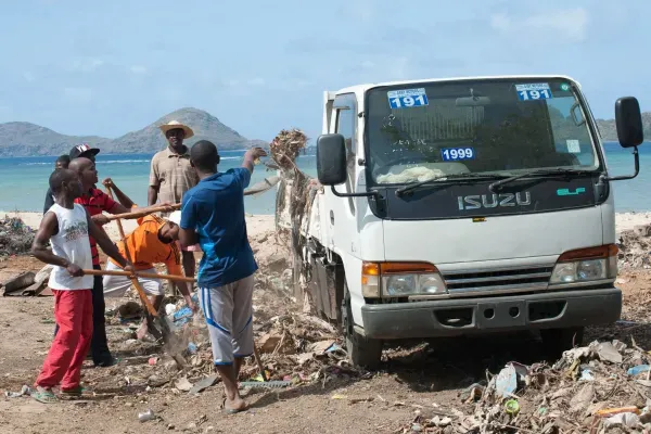 Nettoyage d'une plage utilisée comme décharge sauvage