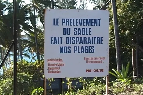 Panneau : "Le prélèvement du sable fait disparaître nos plages"