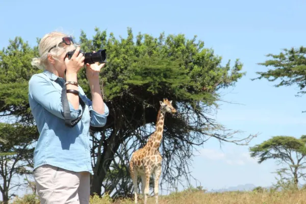 Mylène Trubert faisant des photos et girafe